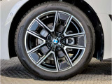 BMWの純正アロイホイールは軽量かつ強度にも優れているホイールで走行性能を引き上げる設計になっております。足元にもBMWは妥協がなくこだわっている個所になります。
