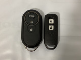 スマートキーを装備しています。鍵を差し込むことなくドアロックの開け閉めと、スタートボタン操作でのエンジンスタートができます。加えて、純正リモコンエンジンスターター用の操作キーもついています。