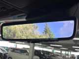 【デジタルインナーミラー】後席の大きな荷物や同乗者で後方が確認しづらい時でも安心!カメラが撮影した車両後方の映像をルームミラー内に表示。クリアな視界で状況の確認が可能です!