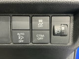 電動格納ミラー、車がカーブの外側へ膨らんだり内側へ巻き込んだりする挙動を防止し安定した走行をサポートする横滑り防止装置、ブレーキの補助操作を行い減速して衝突被害を軽減する衝突軽減ブレーキ付きです!