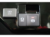 2.1Aの給電用USBポートを装備しています。スマホの充電など、車内にあると便利なアイテムです。USB充電器や様々な電気製品の電源供給ポートとしてアクセサリーソケットも装備しています。