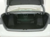 トランクスルー機構で長さのある荷物も収納可能です。
