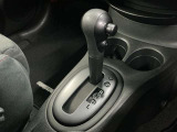 前後の動きだけで簡単に操作できる先進的なデザインの電制シフト。扱いやすく、手に馴染みやすい設計となっています。電子パーキング・オートブレーキホールド付き