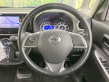 インテリアに合わせたデザインのステアリングは、運転される方のことも考え、運転しやすい形状、大きさです。是非一度、実際に触ってお確かめください。