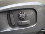 電動パワーシートですので運転中のシート調節も安全に行えます。微調整も可能ですのであなただけのドライビングポジションを実現します。