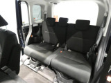 【リアシート】後席も足元にゆとりを持たせた設計。お友達を乗せたり、ちょっとした荷物を置いたりと、ライフスタイルに合わせて使えます。