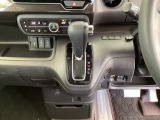 足元スッキリ、インパネシフトです。パーキングブレーキはフットブレーキタイプなので、運転席と助手席の間がスッキリしています。