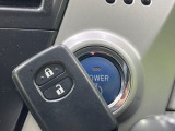 【スマートキー】カバンやポケットに入れたままでもドアの施錠・解錠が可能なスマートキーを装備。エンジンのオン・オフ時もカギを取り出す必要が無いからとっても便利です♪