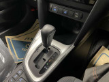 操作しやすいATシフトです♪シフトチェンジを気にしなくていいので運転だけに集中できますね!自然と手に届くところにある、手になじむ形状のシフトノブがいいですね♪