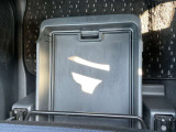 助手席下部にサンダル等小物が入るシートアンダートレー収納BOXが有ります。