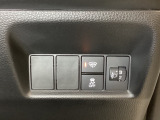 ハンドルの右側にはヘットライトリベライザーとVSA(ABS+TCS+横滑り抑制)の解除スイッチがついています。ヘッドライトリベライザーは道路状況や積荷の加重に応じてライトの高さを調節できます。