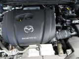 「SKYACTIV-G(ガソリン)」は、規格外の高圧縮を実現し、世界のエンジン技術者に驚きを与えました。さらに、それを維持したままノッキングの発生を抑え、熱効率を向上、走りにも寄与したエンジンです。