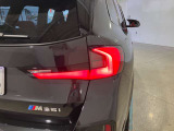 L字型リアコンビランプ:BMWの伝統的なデザインのひとつです。夜間でも誰が見てもBMWとわかる印象的なデザイン。
