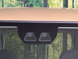 【スマートアシスト】走行中に前方の車両等を認識し、衝突しそうな時は警報とブレーキで衝突回避と被害軽減をアシスト。より安全にドライブをお楽しみいただけます。