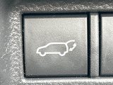 【パワーバックドア】スマートキーや運転席のボタンを押すだけでリアゲートが自動で開閉します!荷物を持っている時や、高い位置にあるバックドアを閉める際に便利な機能です♪