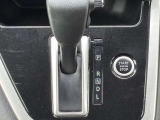 インパネ中央にシフトレバーがあるので、足元広々、快適に過ごせます。