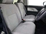 まるで自宅に居るようにリラックスできる運転席です。外の喧騒を忘れさせてくれますね。見やすいメーターと操作しやすいスイッチ類もいいですね.