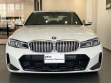 【BMWの伝統-1】BMWの特徴的な&ldquo;キドニーグリル&rdquo;は、80年以上続く伝統の形でございます。変わらないこだわりのデザインが、プレミアムブランド&ldquo;BMW&rdquo;を創り出します。