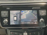 アラウンドビューモニター装備!空から見ているような映像によって不慣れな場所での車庫入れや縦列駐車等はもちろん狭い道でのすれ違いも安心♪