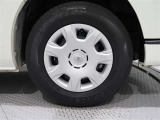 タイヤサイズは(195/80R15)でキャップ付きスチールです。