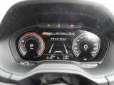 重厚感と安定感があり、同時にダイナミックさも備えるAudiの走り。機能やデザインが革新的なメーター。