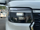 LEDヘッドライトを装備。大光量で夜道や雨の日の安心感を高めます。周囲の明るさに応じて自動点灯・消灯/ライトの消し忘れも防げるオートライトコントロール付です。