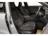 【運転席】ブラック基調のインテリアにハーフレザーシート(合皮/ファブリック※メーカー基準)。パワーシートでお好みの位置に座席を設定可能です。シートヒーター・フロアマット付です。