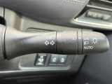 【オートライト(AUTO)】外の明るさをシステムが感知して、自動でヘッドライトが点灯します。ヘッドライトをつけ忘れを防ぐ便利機能です。