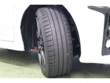 タイヤサイズはハイスペックな 225/40ZR18。