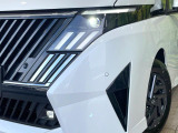 【LEDヘッドライト】悪天候や夜間走行時も良好な視界を確保し安心して運転できる高輝度LEDヘッドライトを装備!点灯速度が早く、消費電力も抑えられています。