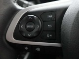 ステアリングスイッチ付き。手を離さずにさまざまな操作が可能です。