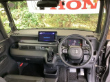 ご覧のように、視界が広く運転しやすいように設計されています。また、フルオートエアコンで快適です。