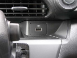 前席正面にUSB電源ソケット(タイプA 1個)も付いていますので、スマホの充電が可能ですね(^^)/