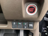駐車や出庫時に障害物が接近するとお知らせしてくれるパーキングセンサーシステムつき。