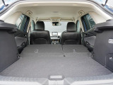 大型のスーツケースや、一般的なベビーカーが積み込める実用的な広さを備えたラゲッジルームです。後部座席を倒せばたくさんの荷物を積めるフラットなラゲッジスペースになります。
