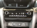 オートエアコンを装着しておりますので車内をお好みの快適な温度に保つことが可能です!充電用USBポートと通信用USBポートも完備!