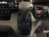 CVT車のセレクトレバーです。低速から高速まで、変速ショックのないスムーズな走りと、エンジン効率のよい領域を維持して燃費にも貢献します。サイドブレーキはスイッチ操作の電子制御パーキングブレーキです。