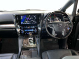 運転席周りのレイアウトをご覧ください。ナビゲーションが綺麗に装着されすっきり収まってますね!