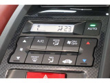 フルオートエアコンが装備されています!お好みの温度設定をするだけでエアコンの風量やモードの切り替えを自動でコントロールしてくれます!ユーザーの操作が少なく燃費走行にもつながります!