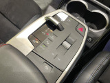【シフトスイッチ】これまであったシフトノブを廃し、プッシュ式とスイッチ式のギアセレクターへと変更されたことにより、余計なものをなくし、よりドライブへ集中できるよう設計されております。
