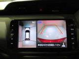 空から見ているような視点でクルマの周囲が確認できるモニター。クルマの真上から見ているかのような映像によって周囲の状況を知ることで駐車を容易に行うための支援技術です