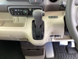 足元スッキリ、インパネシフトです。パーキングブレーキはフットブレーキタイプなので、運転席と助手席の間がスッキリしています。