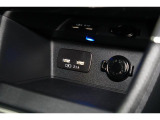 小物の収納に便利なセンタートレイには携帯等のデバイスの充電可能なUSB出力電源付です。