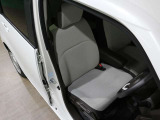 程よい硬さとホールド性が高いシートで長時間運転も快適です。