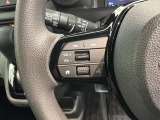ステアリングにオーディオ操作スイッチが付いています。オーディオ画面に直接タッチしなくても操作が出来ますので、運転に集中できます。