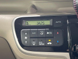 【オートエアコン】一度お好みの温度に設定すれば、車内の温度を検知し風量や温度を自動で調整。暑い&hellip;寒い&hellip;と何度もスイッチ操作をする必要はありません。快適な車内空間には必須の機能ですね♪