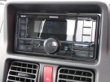 KENWOOD社製の「AM/FMラジオ付USBプレーヤー」です。ビジュアル的にもとてもきれいです(^^♪
