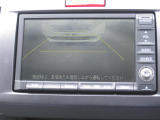 【バックカメラ】ギアをリバースに入れれば自動的にモニターが切り換わるので、車庫入れや後退確認がラクラク OKです!