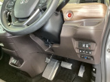 高速で便利なETCがあり、便利なパワースライドドアや、横滑りを防ぐVSAなどのスイッチは、運転席の右側、手の届きやすい位置にあります。