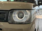 LEDヘッドライトは、点灯の瞬間から最大光量を発揮し、突然暗くなるトンネルなどでの安定感を高めます。